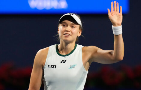 Elena Rybakina stops playing during first set of quarterfinal vs. Iga Swiatek at Cincinnati